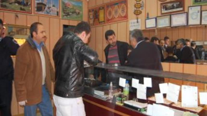 M&uuml;şteri kılığında girdiği kuyumcudan, 30 y&uuml;z&uuml;ğ&uuml;n bulunduğu tablayı alıp ka&ccedil;tı