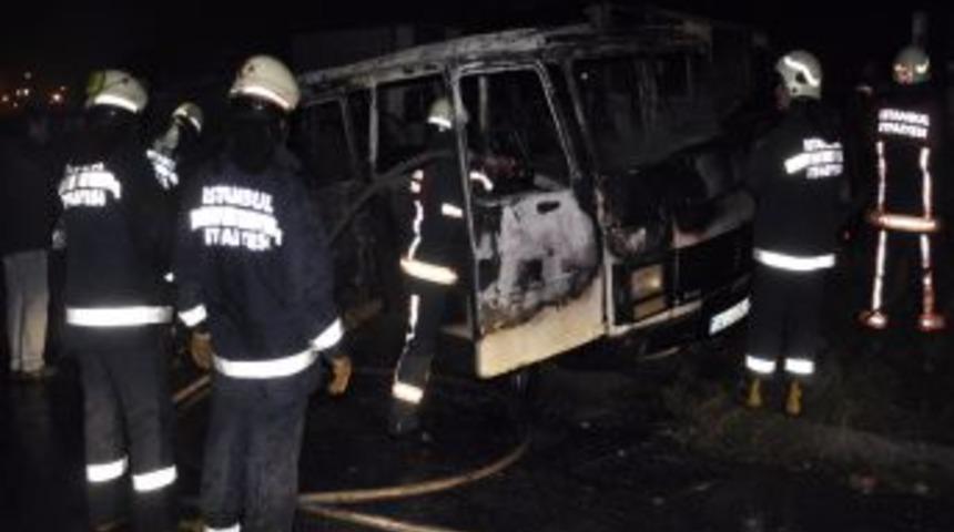 Otoparktaki 3 aracı yakıp ka&ccedil;tı