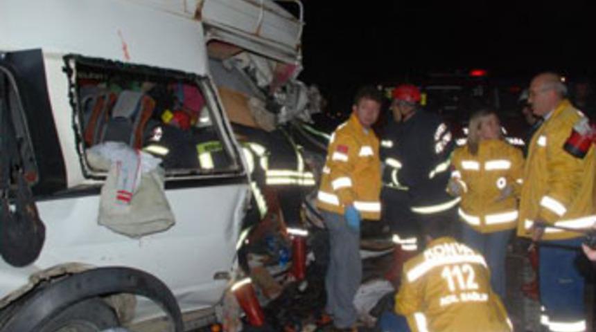 Konya'da katliam gibi kaza: 4 &ouml;l&uuml;, 18 yaralı