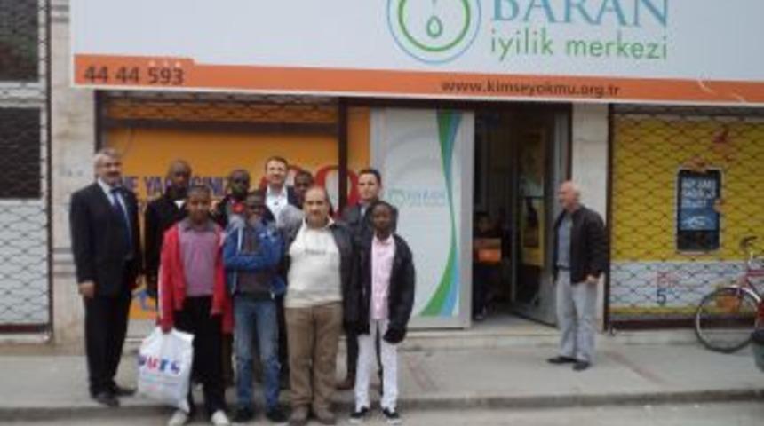 Afrikalı &ouml;ğrencileri Kimse Yok mu Derneği giydirdi