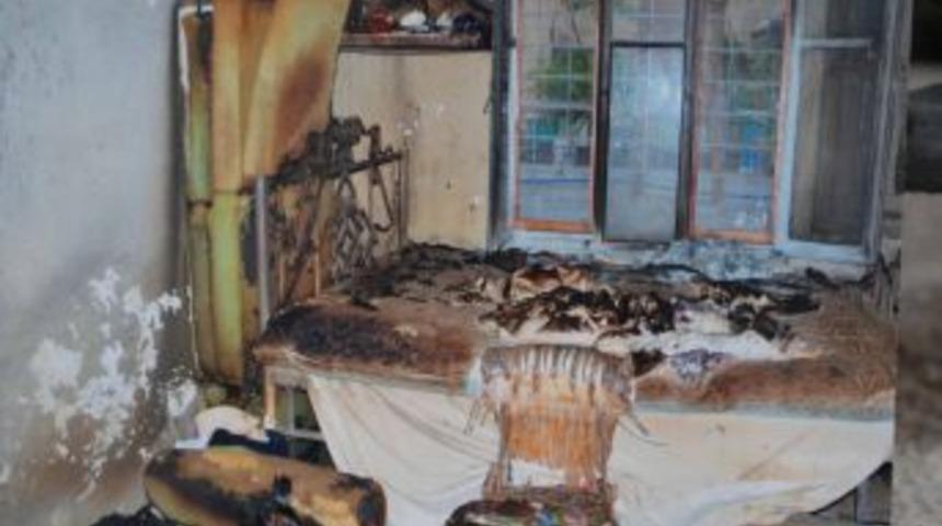 Yangında evini kaybeden kadın, yetkililerden yardım bekliyor