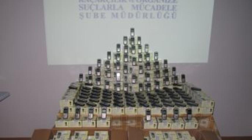 Antalya&rsquo;da bin 900 adet ka&ccedil;ak cep telefonu ele ge&ccedil;irildi