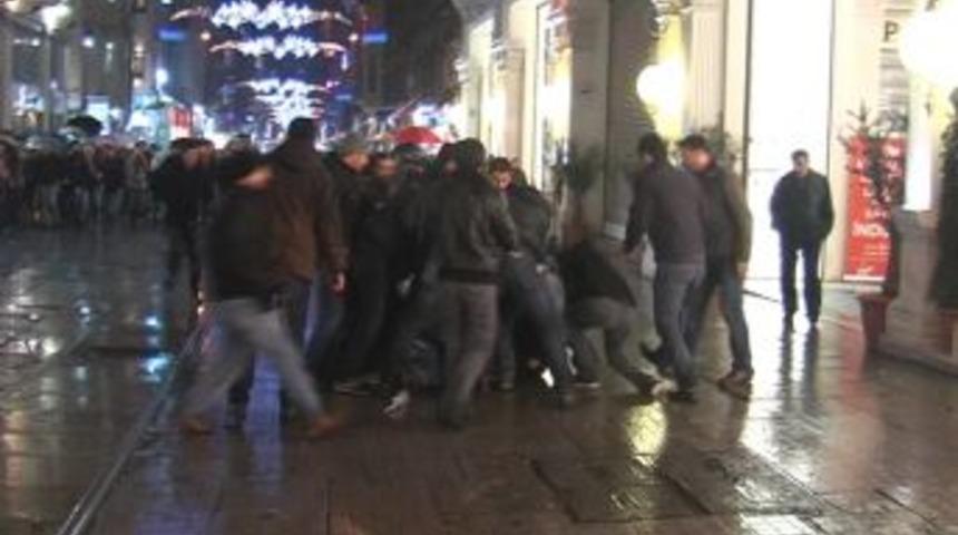 Eli bı&ccedil;aklı saldırgan, 15 sivil polis tarafından etkisiz hale getirildi