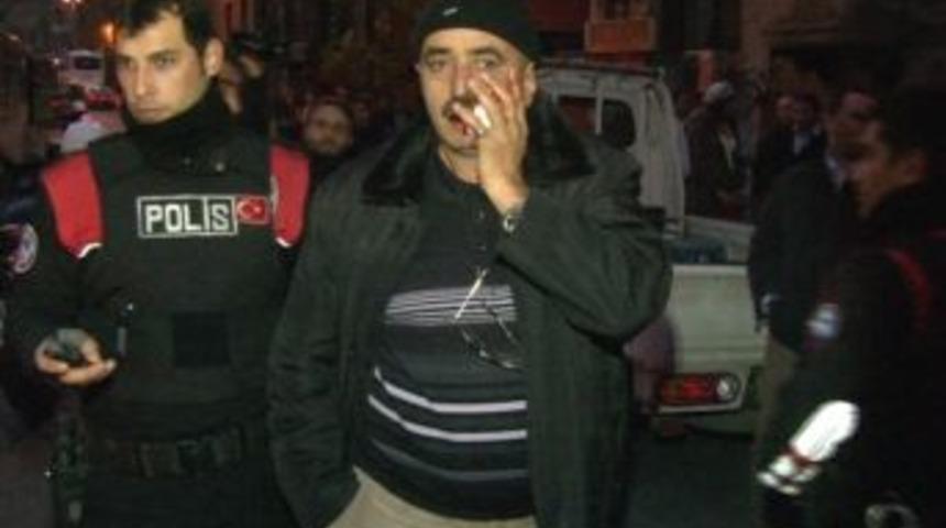 Otob&uuml;ste kadına şiddet uygulayan şahıs, ikaz eden yaşlı adamı bı&ccedil;akladı