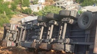 Son dakika: Rampada kontrolden &ccedil;ıkan tır devrildi: 1 yaralı
