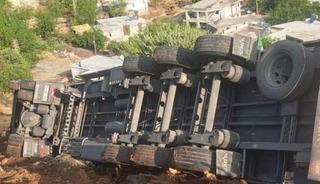 Rampada kontrolden &ccedil;ıkan tır devrildi: 1 yaralı