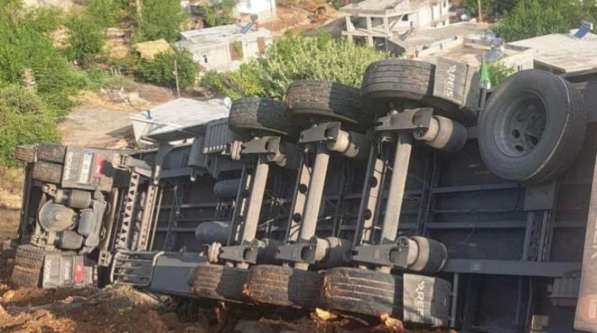 Rampada kontrolden &ccedil;ıkan tır devrildi: 1 yaralı