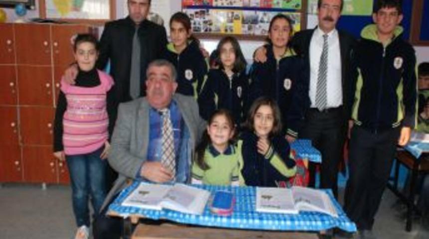 Alparslan YİBO, depremzede &ouml;ğrencilere kucak a&ccedil;tı