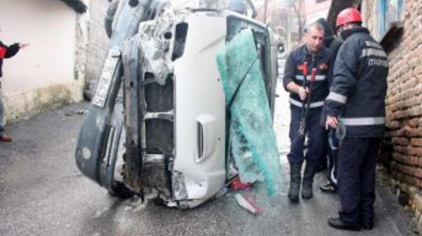 Devrilen pazarcı kamyonetinin s&uuml;r&uuml;c&uuml;s&uuml; camdan &ccedil;ıkarıldı