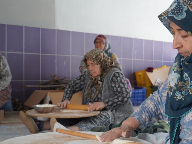 60-80 yaşlarındaki 11 kadın 50 yıllık geleneği yaşatıyor
