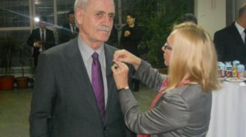 Prof. Dr. &Ouml;zbek, Avusturya Liyakat Nişanı ile &ouml;d&uuml;llendirildi