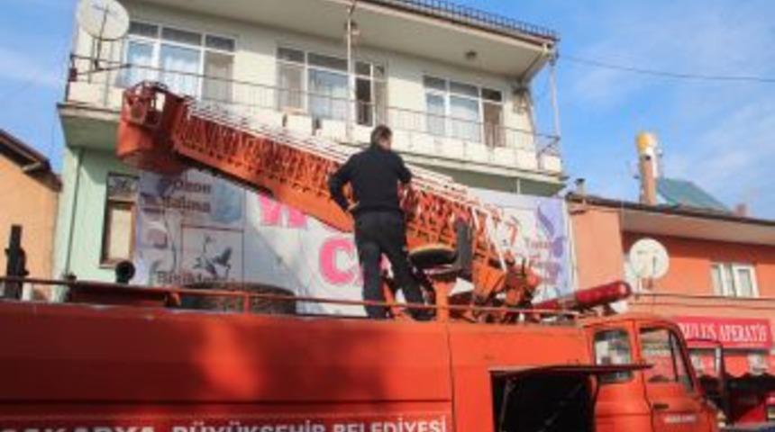 Evde mahsur kalan &ccedil;ocuğu itfaiye kurtardı