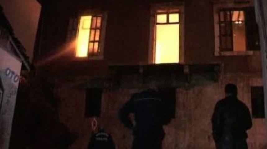 Restore edilen tarihi bina alev alev yandı