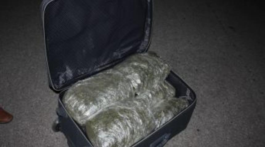 Yolcu valizinde 11 kilo esrar ele ge&ccedil;irildi