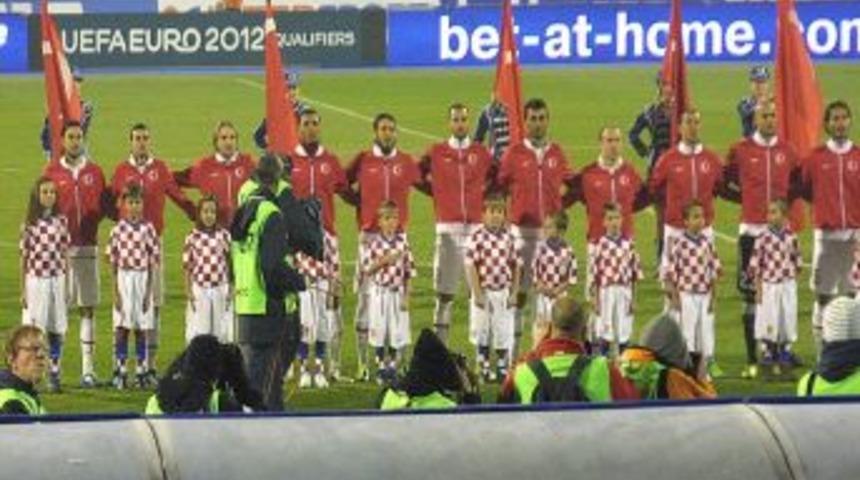 Hırvat seyirciden b&uuml;y&uuml;k saygısızlık, milli marşımızı ıslıkladılar