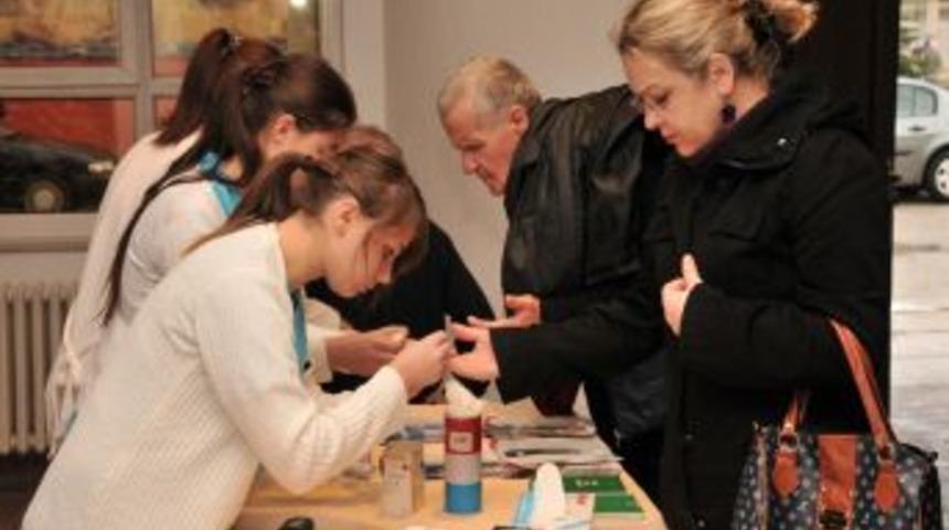 &Ccedil;anakkale&rsquo;de &uuml;cretsiz kan şekeri testi yapıldı