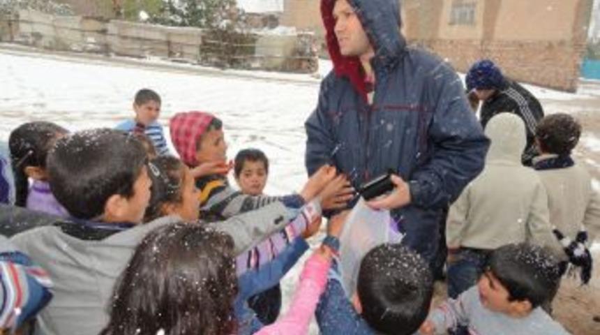 &Ouml;ğretmen ve veliler depremzedelere 2 TIR yardım dağıttı