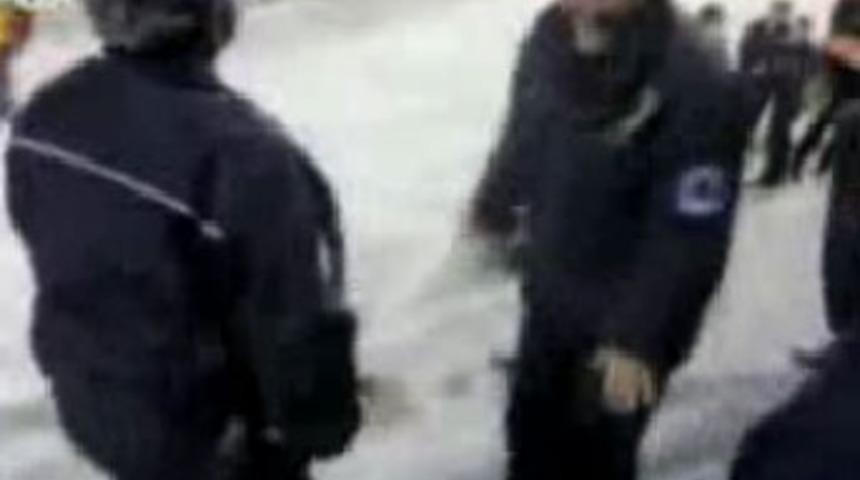 Polislerden kolbastılı kutlama