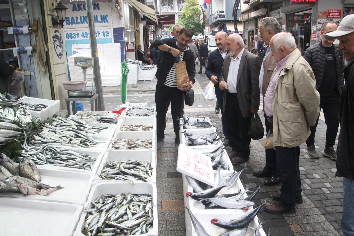 50 TL ye d&uuml;ş&uuml;nce akın ettiler:  Vatandaş 20 şer tane alıyor  1