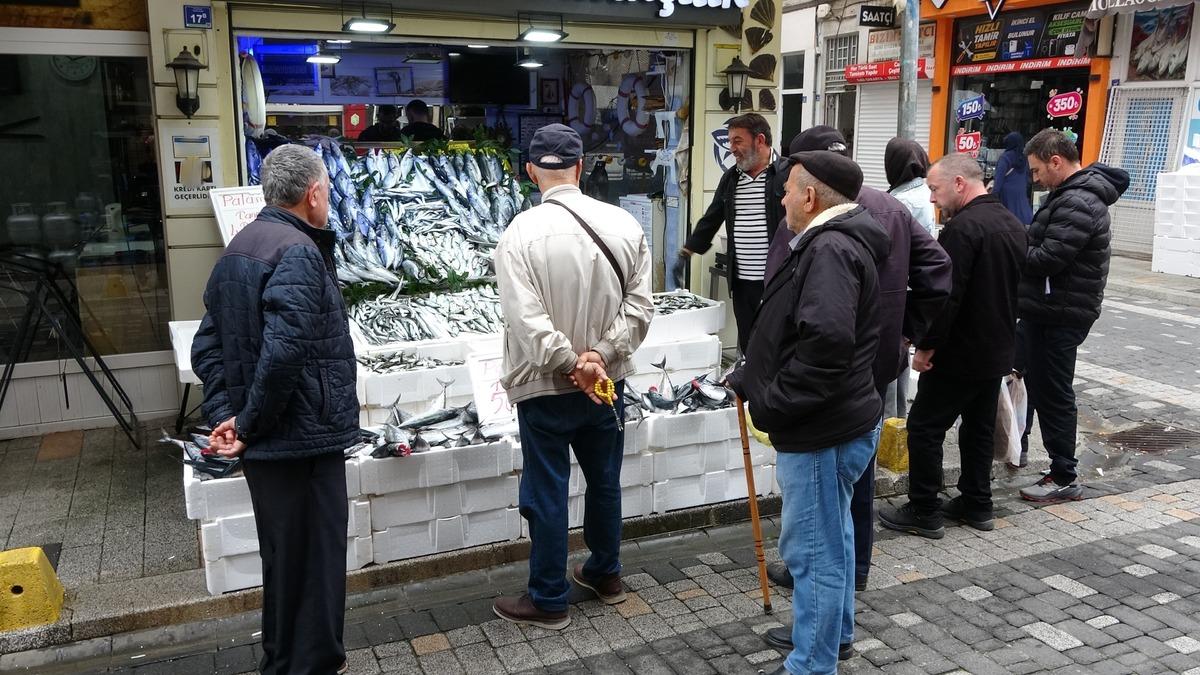 50 TL ye d&uuml;ş&uuml;nce akın ettiler:  Vatandaş 20 şer tane alıyor  3