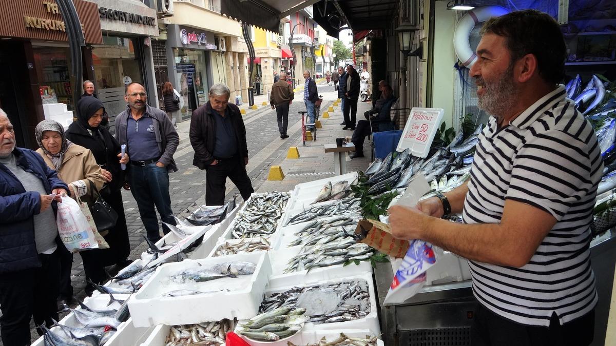 50 TL ye d&uuml;ş&uuml;nce akın ettiler:  Vatandaş 20 şer tane alıyor  5