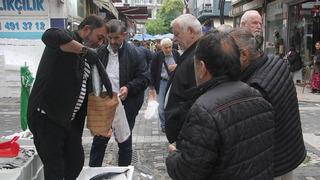Son dakika: 50 TL'ye d&uuml;ş&uuml;nce akın ettiler: 'Vatandaş 20'şer tane alıyor'