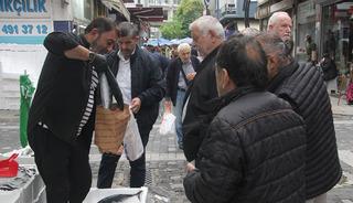 50 TL'ye d&uuml;ş&uuml;nce sıraya girdiler: 'Vatandaş 20'şer tane alıyor'