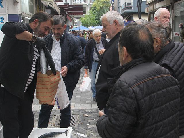 50 TL'ye d&uuml;ş&uuml;nce sıraya girdiler: 'Vatandaş 20'şer tane alıyor'