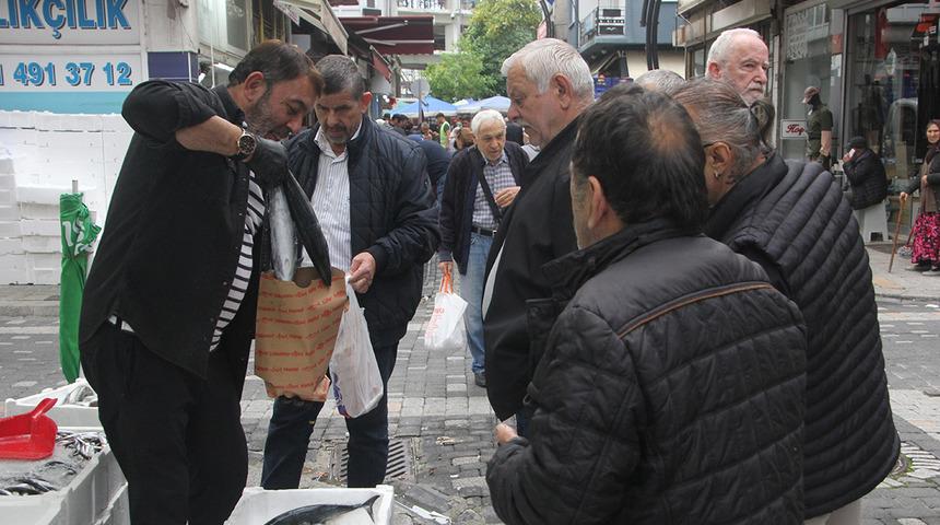 50 TL'ye d&uuml;ş&uuml;nce akın ettiler: 'Vatandaş 20'şer tane alıyor'