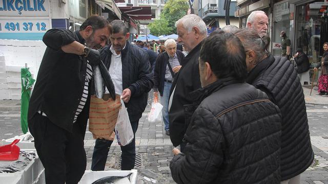 50 TL'ye düşünce akın ettiler: 'Vatandaş 20'şer tane alıyor'