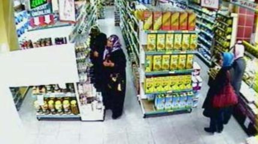 Bebek maması hırsızları g&uuml;venlik kamerasında