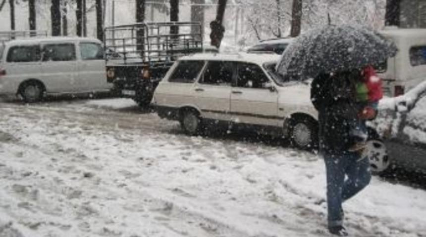 G&uuml;lnar'da kar y&uuml;z&uuml;nden okullar tatil edildi