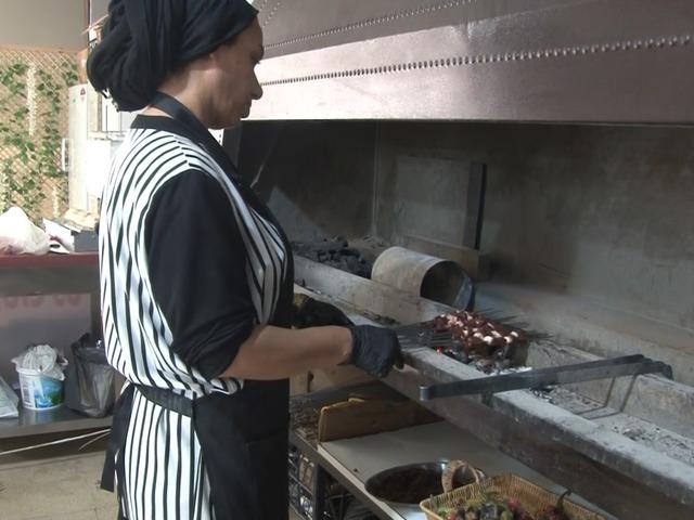 Ciğer kebabında ezber bozdular! Kadın ustaları g&ouml;renler şaşkınlığını gizleyemiyor