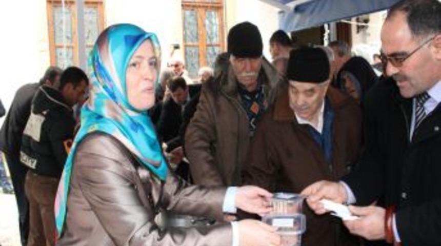 Fevziye Camii’nde 2 bin kişilik aşure dağıtıldı