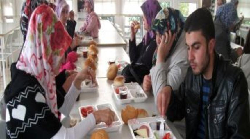 Depremzedeler, Antalya&rsquo;ya gelmeye başladı