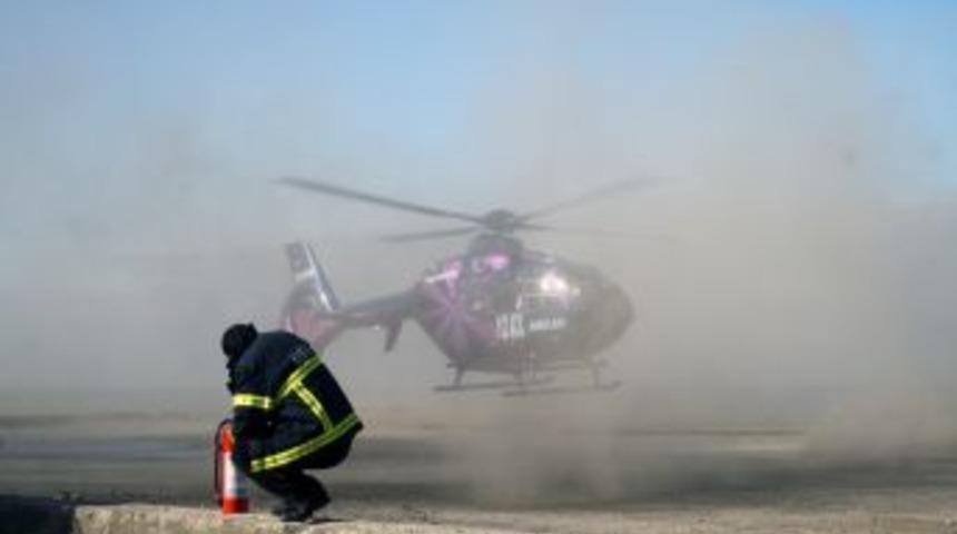 Pisti olmayan Zonguldak'ta, helikopter ambulans hizmeti toz duman i&ccedil;inde