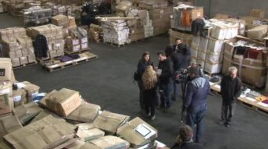 G&uuml;mr&uuml;klerde kalan mallar depremzedelere g&ouml;nderiliyor