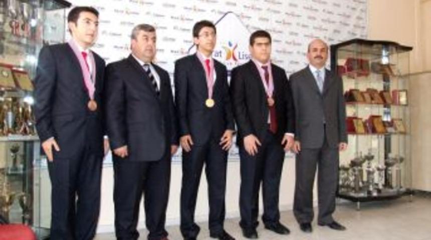 G&uuml;nde 15 saat &ccedil;alışıp G&uuml;neydoğu'nun gururu oldular