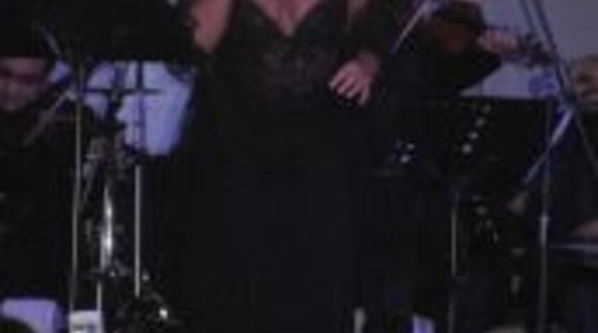 Sibel Can boş durmuyor