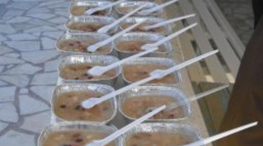 Kemer'de 4 bin kişiye aşure dağıtıldı