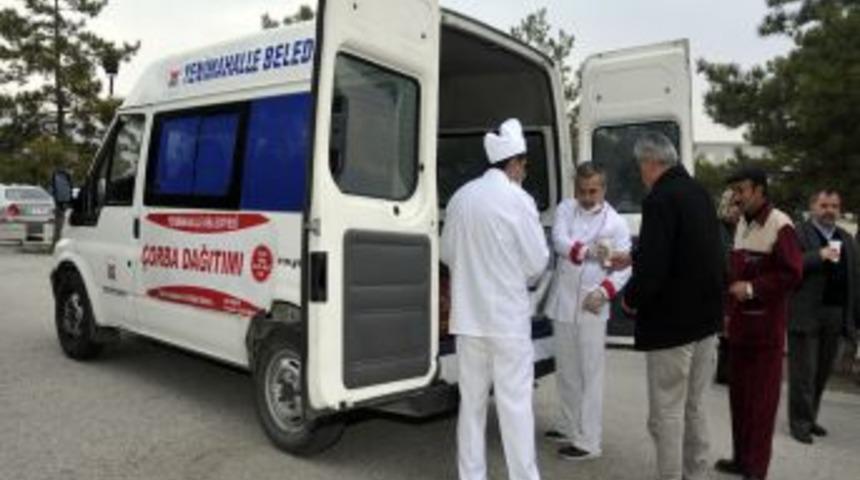 Yenimahalle Belediyesi'nden hasta yakınlarına &ccedil;orba ikramı