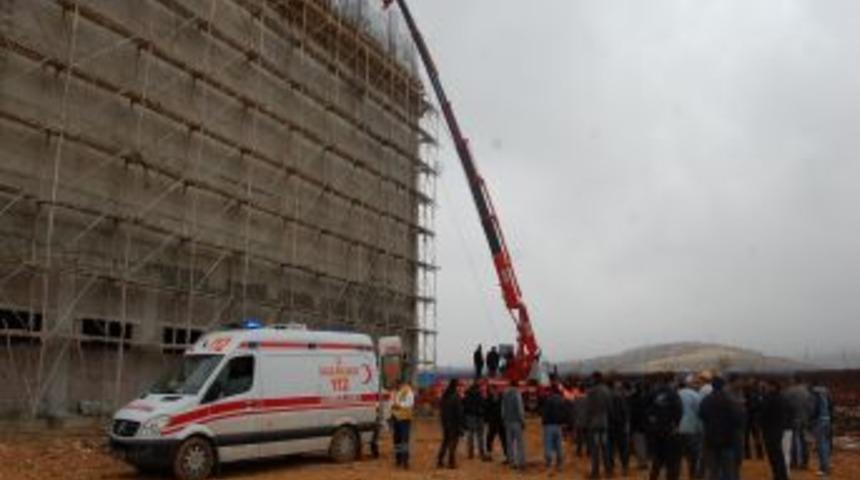 Fabrika inşaatının iskelesi &ccedil;&ouml;kt&uuml;, yaralanan 5 iş&ccedil;i vin&ccedil;le kurtarıldı