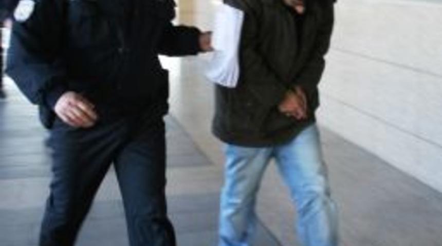 Bakan Bağış'a yumurta atanlar adliyede