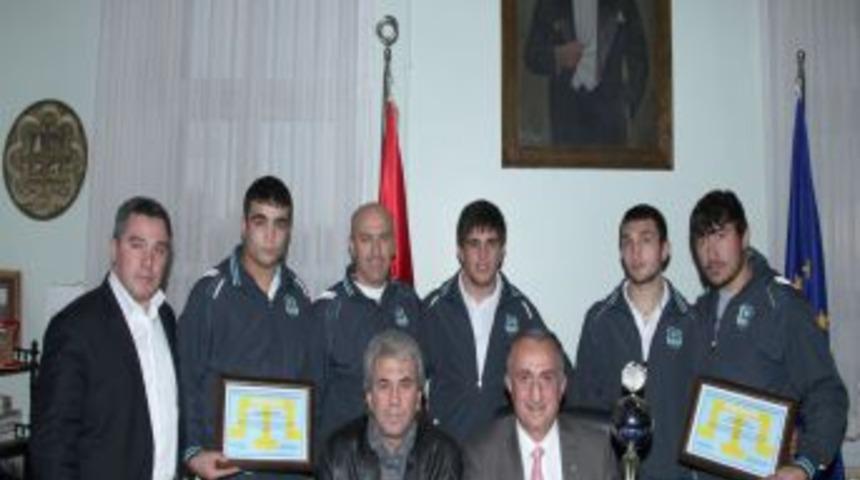 Bursa B&uuml;y&uuml;kşehirli g&uuml;reş&ccedil;iler d&uuml;nya &uuml;&ccedil;&uuml;nc&uuml;s&uuml;