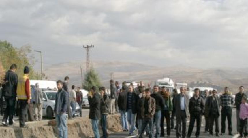 Mayın ş&uuml;phesi Siirt-Kurtalan yolunu trafiğe kapattı