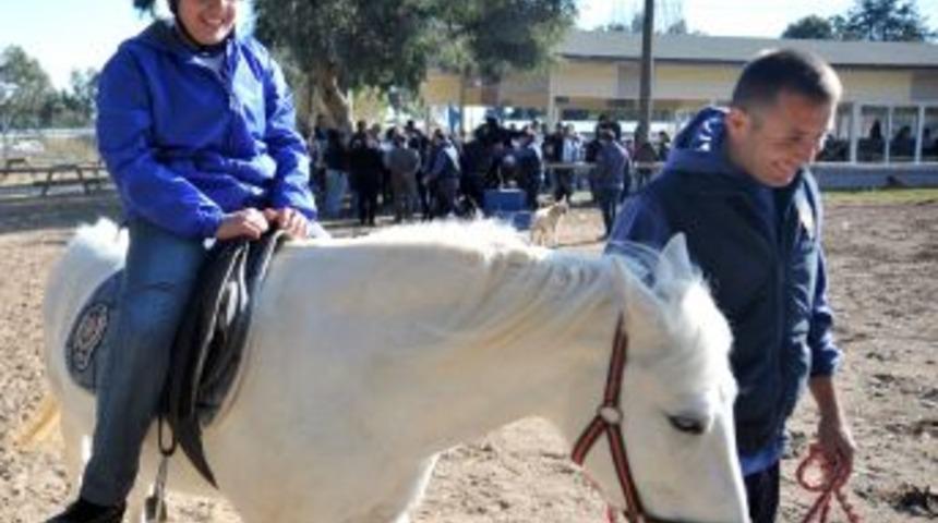 Engelli &ccedil;ocuklar ilk kez ata binmenin heyecanını yaşadı
