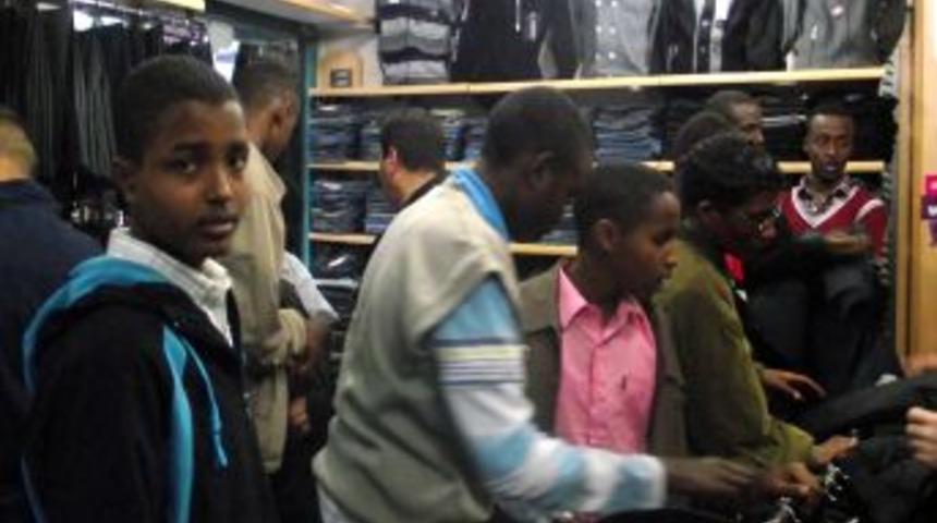 Kimse Yok Mu Somalili &ouml;ğrencilere giyecek yardımı