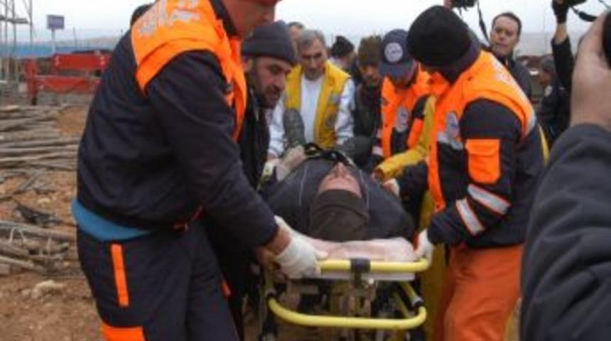 Fabrika inşaatının iskelesi &ccedil;&ouml;kt&uuml;, yaralanan 5 iş&ccedil;i vin&ccedil;le kurtarıldı