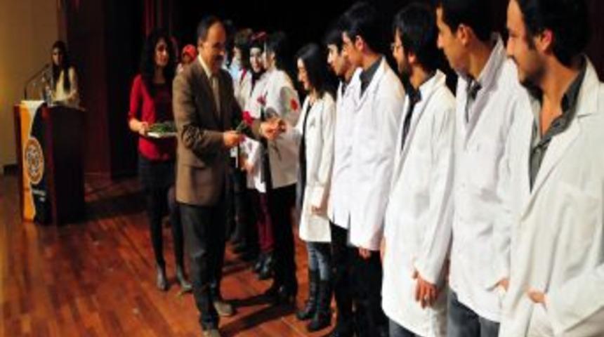 Tıp &ouml;ğrencilerinin beyaz &ouml;nl&uuml;k heyecanı
