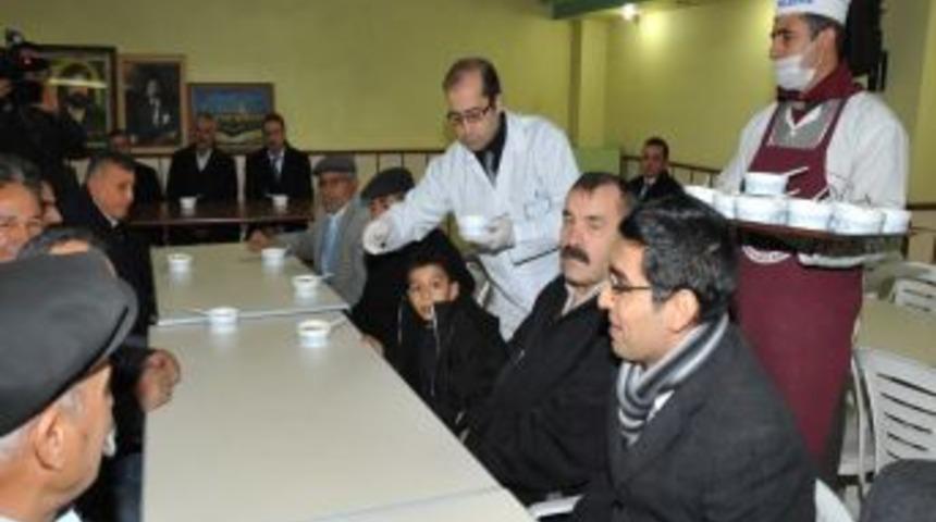 Şahinbey Belediyesi, 150 bin kişiye aşure dağıttı